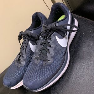 Men’s tennis shoes 9.5